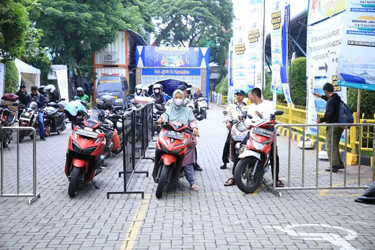 Peserta mudik gratis sepeda motor dengan menggunakan KM Dobonsolo.  (ANTARA/HO-Pelni)