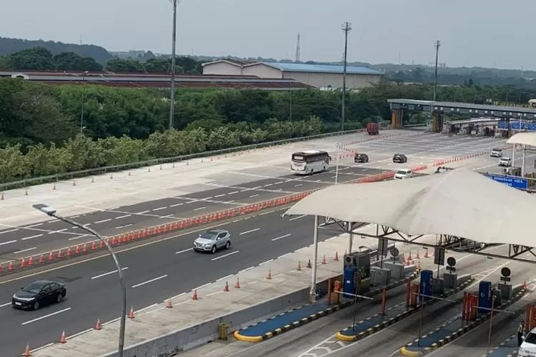 Kondisi arus balik kendaraan di Gerbang Tol Utama Cikampek Karawang Jawa Barat pada Jumat (12/4/2024). (ANTARA/Mario Sofia Nasution )