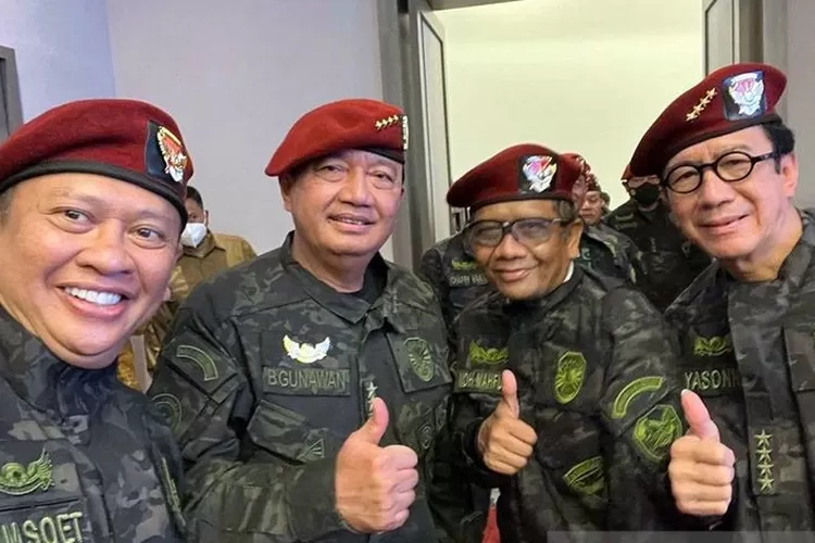 Ketua MPR RI Bambang Soesatyo (kiri).  (ANTARA/HO-MPR RI)