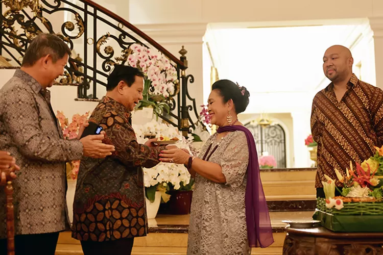 Prabowo Subianto memberikan ucapan selamat ulang tahun kepada Titiek Soeharto. (Tim Media Prabowo)
