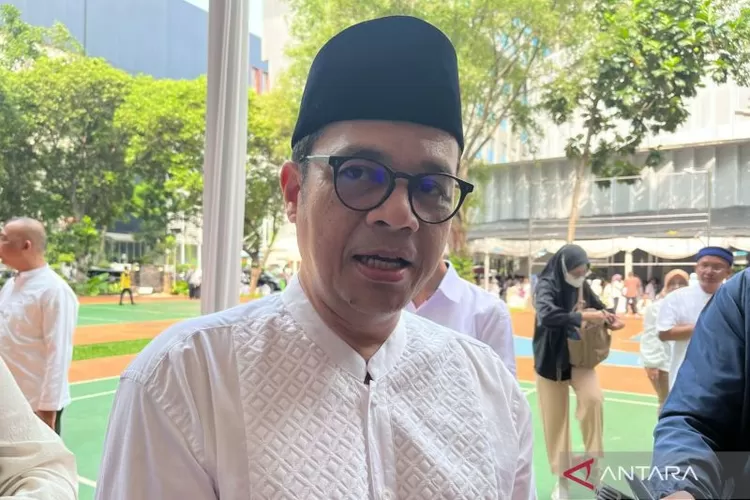 Wakil Menteri Komunikasi dan Informatika Nezar Patria dalam wawancara cegat usai kegiatan halal bihalal di Gedung Kementerian Kominfo, Jakarta, Selasa (16/4/2024) ( ANTARA/Fathur Rochman)