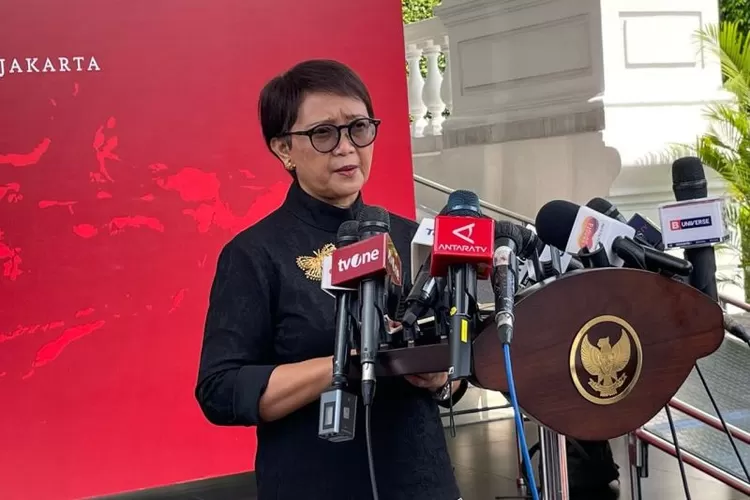 Menteri Luar Negeri RI Retno Marsudi menyampaikan keterangan pers usai mendampingi Presiden Joko Widodo menerima kunjungan kehormatan Menlu China Wang Yi di Istana Kepresidenan, Jakarta, Kamis (18/4/2024).  (ANTARA/Yashinta Difa)