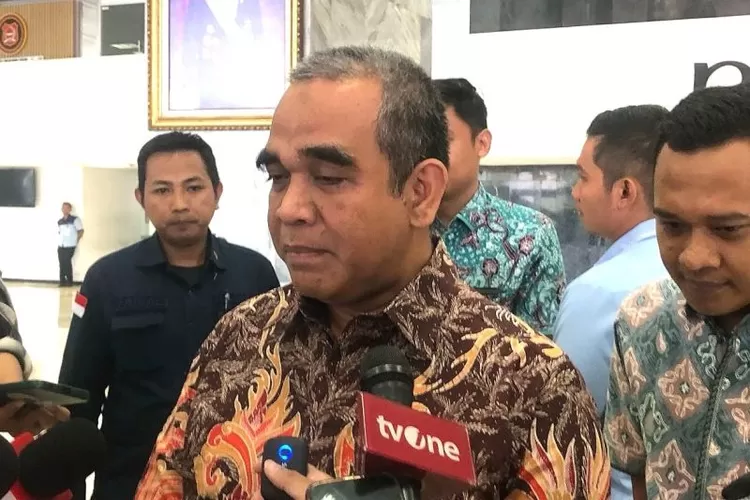 Sekretaris Jenderal (Sekjen) Partai Gerindra Ahmad Muzani di kompleks parlemen, Senayan, Jakarta, Kamis (18/4/2024).  (ANTARA/Melalusa Susthira K.)
