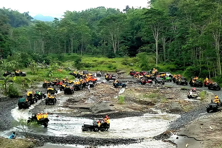 Wisatawan menikmati atraksi Jeep Lava Tour di bantaran Kali Kuning, Hargobinangun, Pakem Sleman pada libur Lebaran 2024.  (Dok. Awan Turseno)