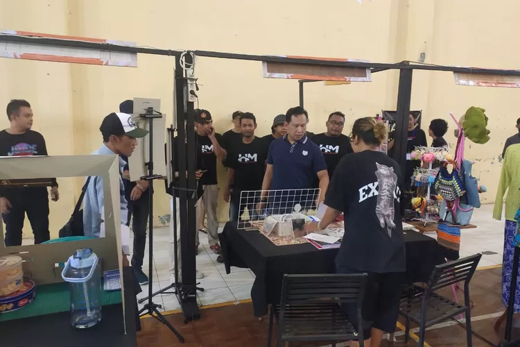 Kolonel TNI AL, Haryono Masturi Saat Hadir di Bazar UMKM di GOR Sepak Takraw Tegalrejo.  (Foto: Dok. Relawan Haryono)