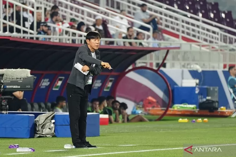Pelatih timnas Indonesia U-23 Shin Tae-yong ketika memimpin Garuda Muda menang 4-1 atas Yordania U-23 pada laga terakhir Grup A Piala Asia U-23 2024 Qatar di Stadion Abdullah bin Khalifa, Doha, Minggu (21/4/2024).  (ANTARA/HO/PSSI)