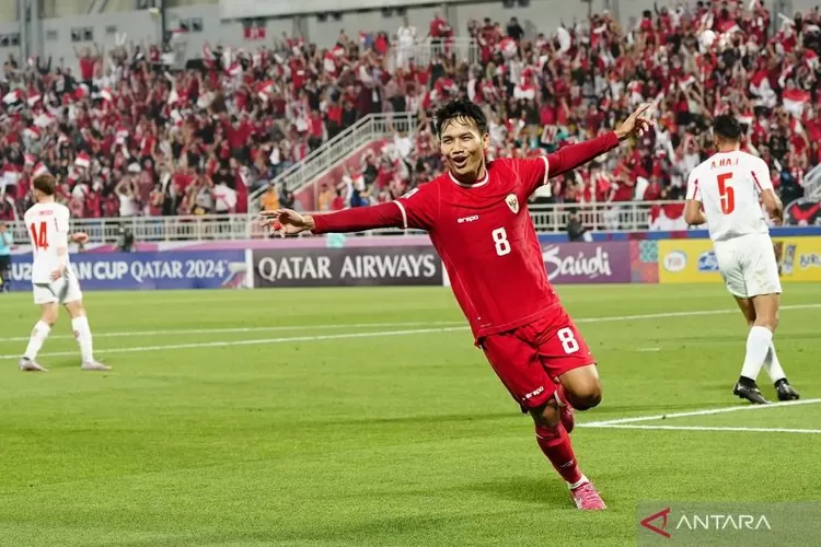 Pemain timnas Indonesia U-23 Witan Sulaeman berselebrasi seusai mencetak gol dalam kemenangan 4-1 atas Yordania U-23 pada laga terakhir Grup A Piala Asia U-23 2024 Qatar di Stadion Abdullan bin Khalifa, Doha, Minggu (21/4/2024).  (ANTARA/HO/PSSI)