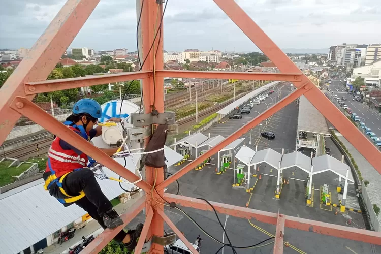 Seorang teknisi XL Axiata sedang melakukan pemeliharaan perangkat BTS (Base Transceiver Station) di sebuah tower seputaran Stasiun Yogyakarta, Selasa (26/3/2024).  (Foto: Dok. XL Axiata)