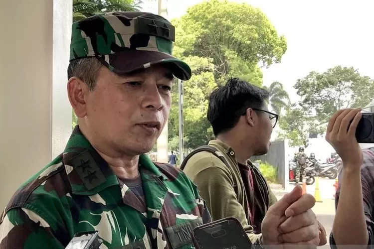 Kepala Pusat Penerangan (Kapuspen) TNI Mayjen TNI Nugraha Gumilar menjawab pertanyaan wartawan saat dia ditemui di Pangkalan Udara Halim Perdanakusuma, Jakarta, Jumat (29/3/2024). ( ANTARA/Genta Tenri Mawangi)