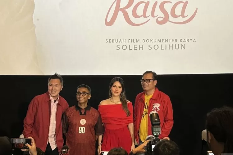 (Dari kiri-kanan) Produser sekaligus Co-Founder Imajinari Dipa Andika, Produser sekaligus Manajer Raisa Adriyanto Pratono, Penyanyi Raisa, dan Sutradara Soleh Solihun saat menghadiri konferensi pers film dokumenter &ldquo;Harta Tahta Raisa&rdquo; di kawasan Senayan, Jakarta Pusat, Selasa (23/4/2024).  (ANTARA/Vinny Shoffa Salma)