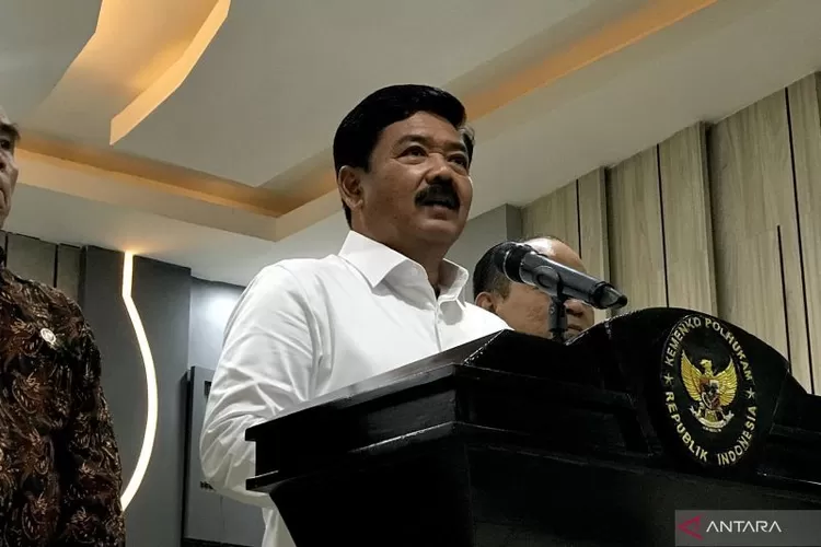 Menko Polhukam Hadi Tjahjanto jumpa pers selepas rapat koordinasi membahas pembentukan satuan tugas (satgas) pemberantasan judi online di Kantor Kemenko Polhukam RI, Jakarta, Selasa (23/4/2024).  (ANTARA/Genta Tenri Mawangi)