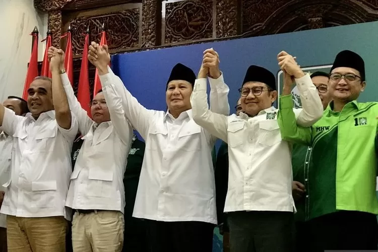 Presiden Terpilih Prabowo Subianto (tengah) dan Ketua Umum DPP PKB Muhaimin Iskandar (dua kanan) berfoto bersama selepas jumpa pers membahas isi pertemuan di Kantor DPP PKB, Jakarta, Rabu (24/4/2024).  (ANTARA/Genta Tenri Mawangi)