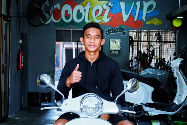 Kapten Timasn U-23, Rizky Ridho berpose bersama dengan vespa kesayangannya. ( ANTARA/Scooter )