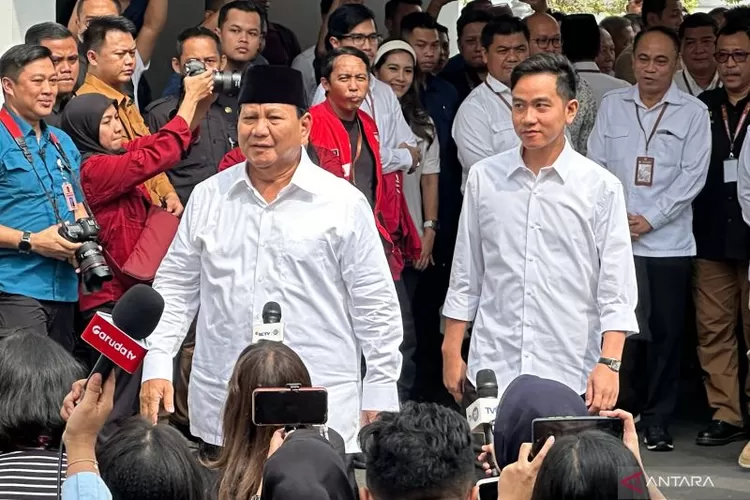 Capres dan Cawapres RI terpilih Prabowo Subianto-Gibran Rakabuming Raka saat menyapa para jurnalis di halaman Kantor KPU RI, Jakarta, Rabu (24/4/2024).  (ANTARA/Rio Feisal)