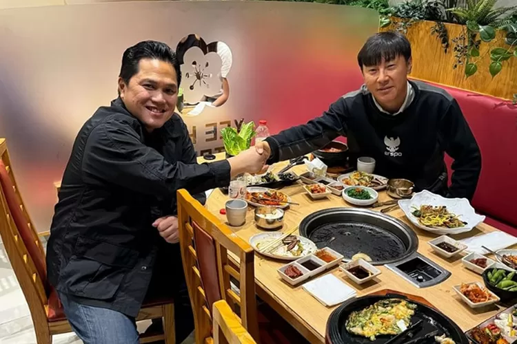 Ketum PSSI Erick Thohir (kiri) bersalaman dengan pelatih Shin Tae-yong setelah sepakat perpajangan kontrak tangani Timnas Indonesia hingga 2024. (Instagram @erickthohir)