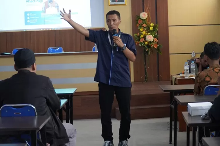Penyampaian materi oleh Ketua Panitia Raker MPI PD Muhammadiyah Karanganyar, Sri Widada. ( Abdul Alim)
