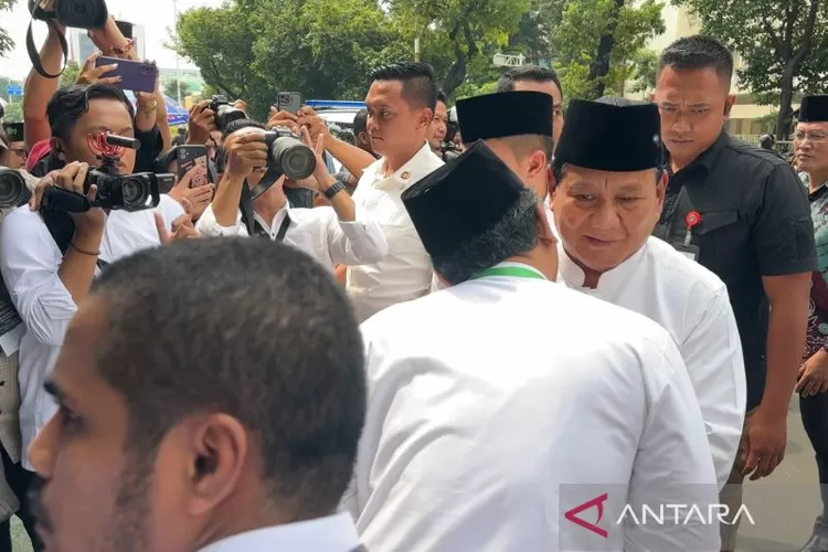 Presiden RI terpilih Prabowo Subianto (kedua kanan) saat disambut Ketua Umum PBNU Yahya Cholil Staquf di Kantor PBNU, Jakarta, Minggu (28/4/2024).  (ANTARA/Rio Feisal)