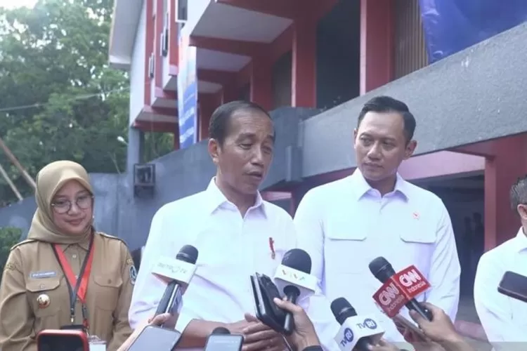 Tangkapan layar - Presiden Joko Widodo (kedua kiri) menyampaikan keterangan pers di sela-sela kunjungan kerjanya di Banyuwangi, Jawa Timur, Selasa (30/4/2024). ( ANTARA/Yashinta Difa)