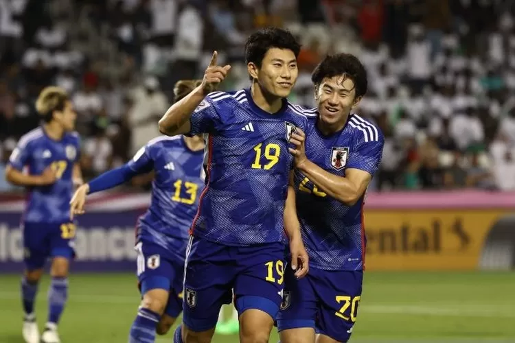 Penyerang Jepang Mao Hosoya merayakan gol pembuka pada pertandingan semifinal Piala Asia U23 AFC Qatar 2024 antara Jepang dan Irak di Stadion Jassim Bin Hamad di Doha pada 29 April 2024.  (ANTARA/AFP/Karim Jaafar)