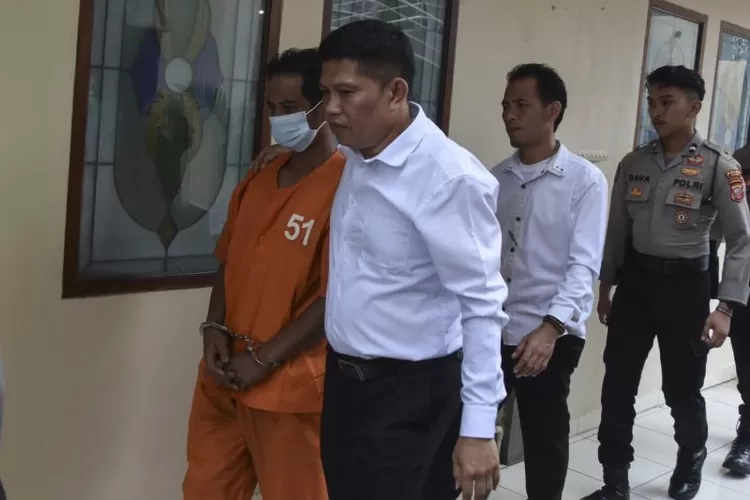  Polisi membawa tersangka kasus mutilasi untuk menjalani pemeriksaan kejiwaan di Polres Ciamisi, Jawa Barat, Senin (6/5/2024).  (ANTARA/Adeng Bustomi)