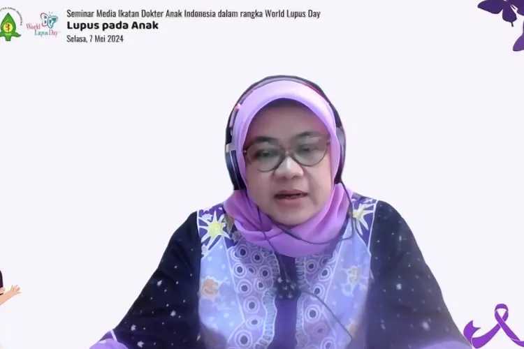 Anggota Unit Kerja Koordinasi (UKK) Alergi Imunologi IDAI DR Dr Reni Ghrahani Majangsari, SpA(K), MKes, memberikan paparan pada seminar virtual &ldquo;Lupus Pada Anak&rdquo;, Selasa (7/5/2024).  (ANTARA/Pamela Sakina)