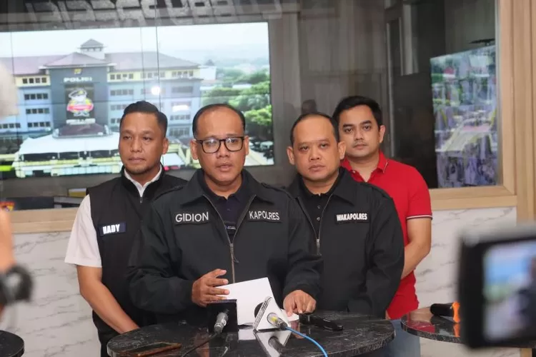 Kapolres Metro Jakarta Utara Kombes Pol Gidion Arif Setyawan didampingi Wakapolres AKBP Wahyudi dan Kasat Reskrim Polres Metro Jakarta Utara AKBP Hady Saputra Siagian saat jumpa pers di Jakarta pada Rabu (8/5/2024) malam. (ANTARA/HO-Polres Jakarta Utara)