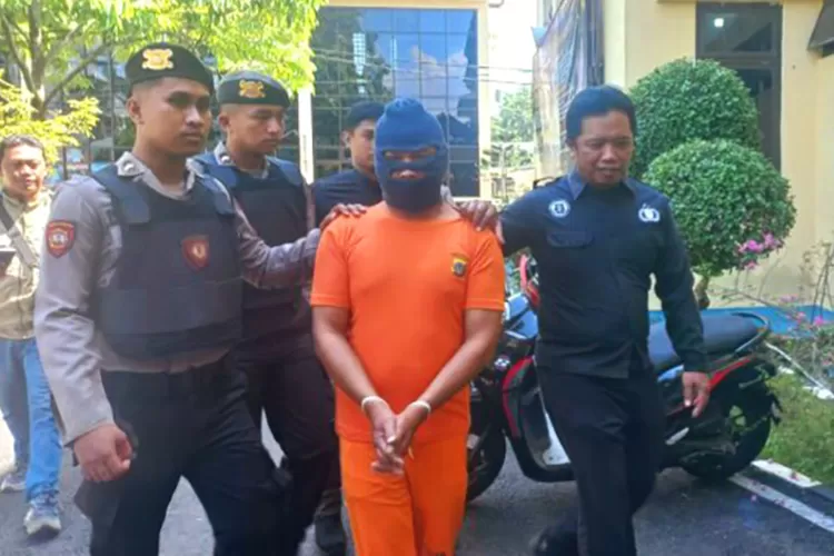 Ilustrasi: tersangka begal payudara AS saat digelandang Polsek Panggang.  (Bambang Purwanto)
