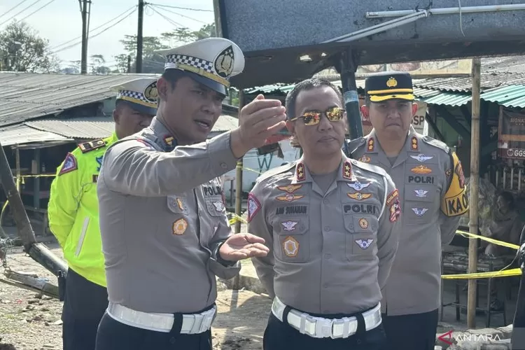 Kepala Korps Lalu Lintas (Kakorlantas) Polri Irjen Pol. Aan Suhanan saat meninjau olah tempat kejadian perkara (TKP) kecelakaan bus terguling di Jalan Raya Kampung Palasari, Kecamatan Ciater, Kabupaten Subang, Jawa Barat, Minggu (12/5/2024).  (ANTARA/Rubby Jovan)