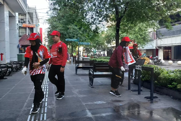 PMI DIY memperingati Hari Palang Merah dan Bulan Sabit Merah Sedunia melalui aksi nyata bersih sampah di sepanjang Malioboro sampai Tugu Yogyakarta, Rabu (8/5). (Foto: Humas PMI DIY)