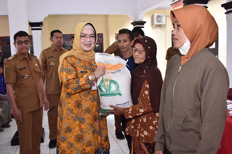 Bupati Sukoharjo Etik Suryani saat penyaluran bantuan beras CPP kepada warga.  (Dokumen Pemkab Sukoharjo)