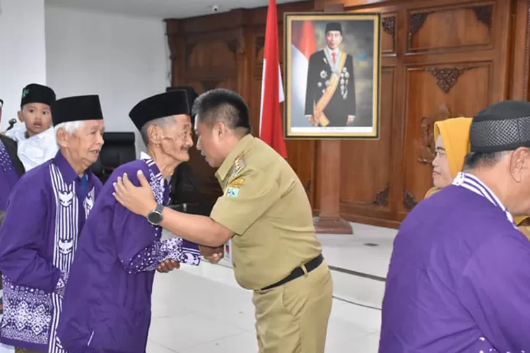 Calon Jemaah haji Salatiga 2024 pamitan kepada Pj Walikota, Yasip Khasani. ( Dok Prokompim Salatiga )