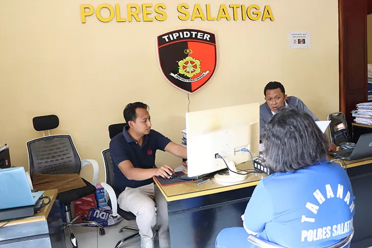 TS tersangka pelaku pecurian perhiasan emas milik pegawai BUMN diperiksa di Polres Salatiga.  (Dok Humas Polres Salatiga )