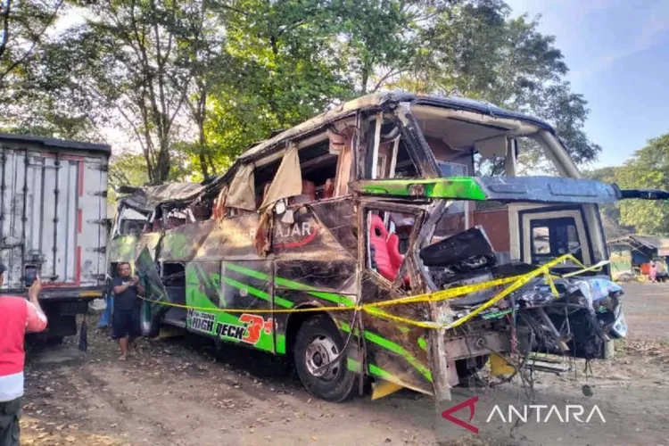 Penampakan bus pariwisata Trans Putera Fajar usai mengalamai kecelakaan di Ciater, Subang, Jawa Barat yang membawa rombongan SMK Lingga Kencana Depok, Sabtu (11/5/2024) petang.  (ANTARA/HO-Kemenhub)