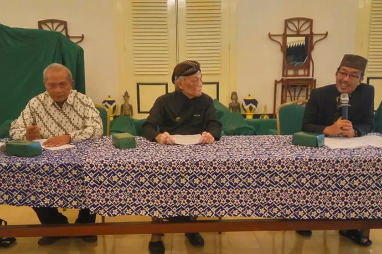 Moderator dan dua pembicara KMT. Ndoyodiprojo, KPH. Kusumoparastho dan Prof. Dr. H. Abdul Mustaqim, MA.  (Teguh Priyono )