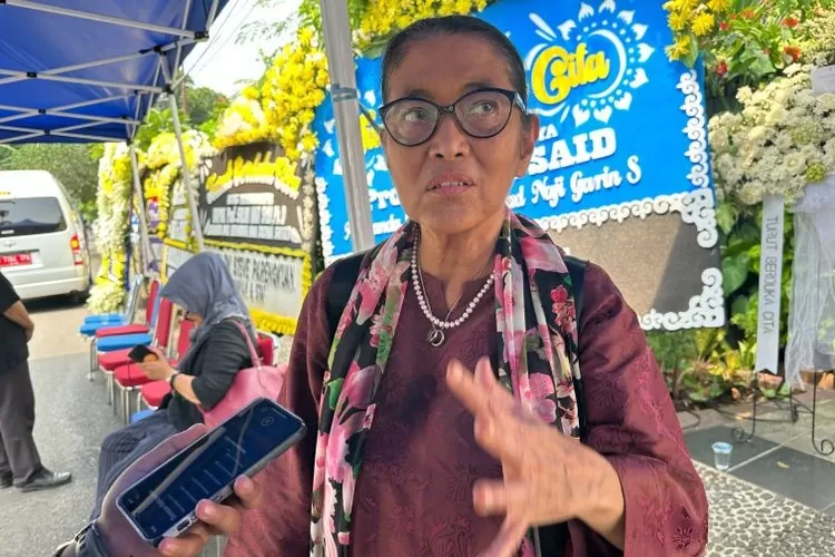 Aktris senior Jajang C. Noer saat memberikan keterangan di rumah duka almarhum Prof. Salim Said di kawasan Jatinegara, Jakarta, Minggu (19/5/2024). ( ANTARA/Rio Feisal)