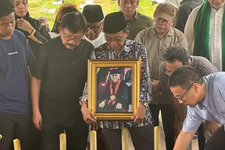 Suasana pemakaman Prof. Salim Said di TPU Tanah Kusir, Kecamatan Kebayoran Lama, Jakarta, Minggu (19/5/2024).  (ANTARA/Rio Feisal)