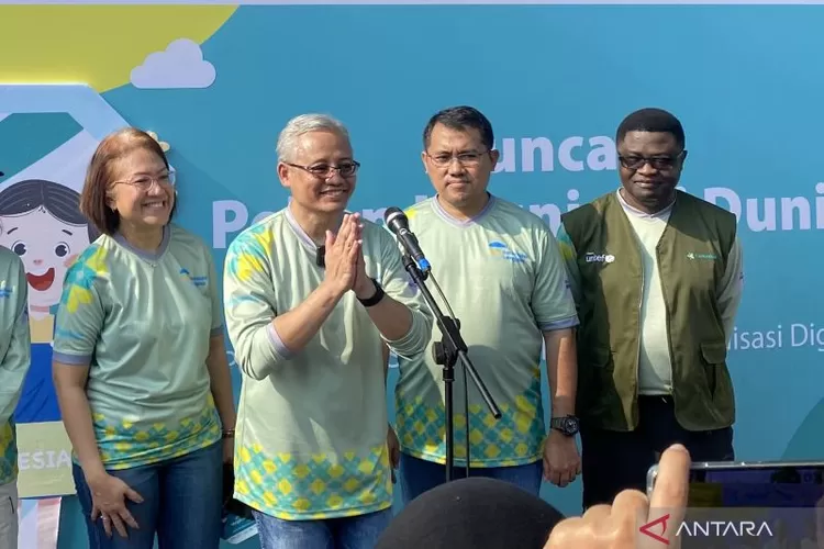 Sekretaris Jendral Kementerian Kesehatan RI Kunta Wibawa Dasa Nugraha dalam Puncak Pekan Imunisasi Dunia 2024 di Lapangan Banteng, Jakarta, Minggu (19/5/2024).  (ANTARA/Astrid Faidlatul Habibah)