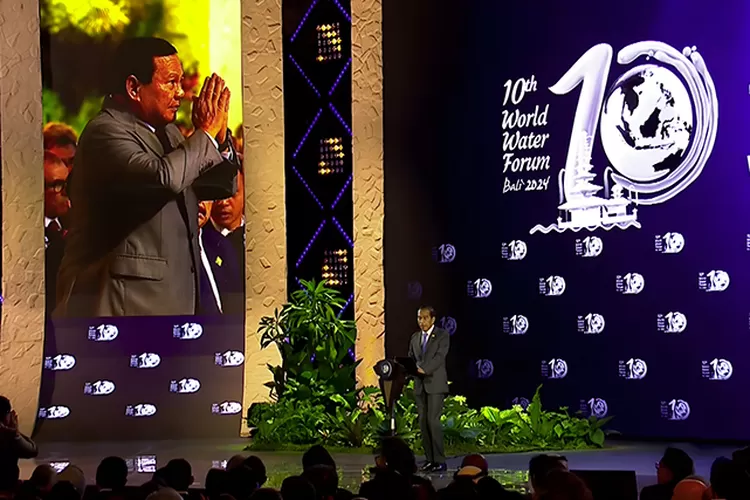 Prabowo Subianto berdiri saat diperkenalkan sebagai presiden terpilih oleh Presiden Jokowi. (Tim Prabowo)