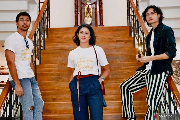 Tiga pemain film &ldquo;Tuhan Izinkan Aku Berdosa&rdquo; Aghniny Haque (tengah), Samo Rafael (kanan), Andri Mashadi (kiri) saat mengunjungi ANTARA Heritage Center di Pasar Baru, Jakarta, Selasa.  (Dok. ANTARA)