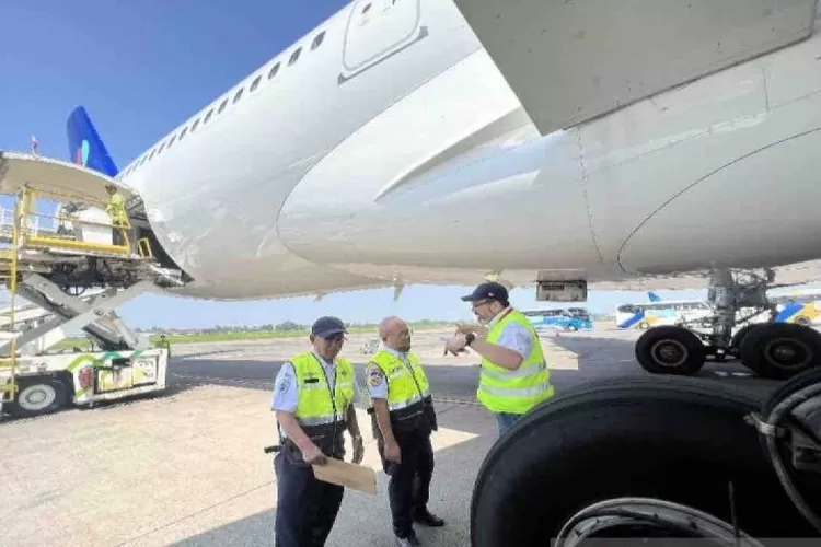 nspektur Kelaikudaraan DKPPU Kemenhub A. Hariyanto (tengah) melakukan ramp check pesawat yang hendak membawa jamaah calon haji Embarkasi Solo di Bandara Adi Soemarmo di Solo, Jawa Tengah, Kamis (16/5/2024).  (ANTARA/Harianto)
