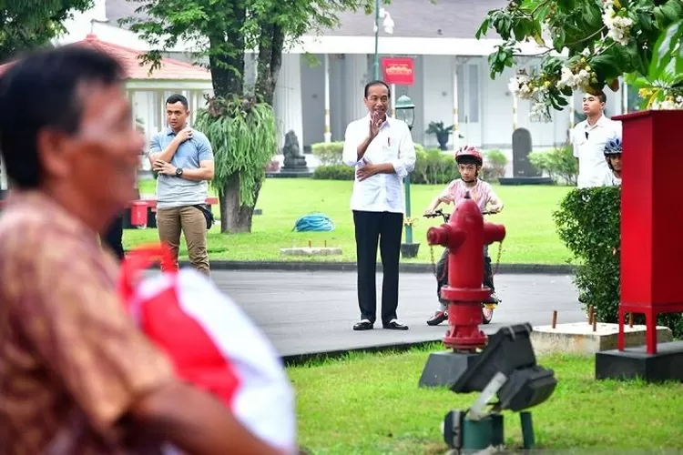 Presiden Joko Widodo menyapa warga di sela pembagian sembako di Istana Kepresidenan Yogyakarta, Jumat (24/5/2024).  (ANTARA/HO-Biro Pers Setpres)