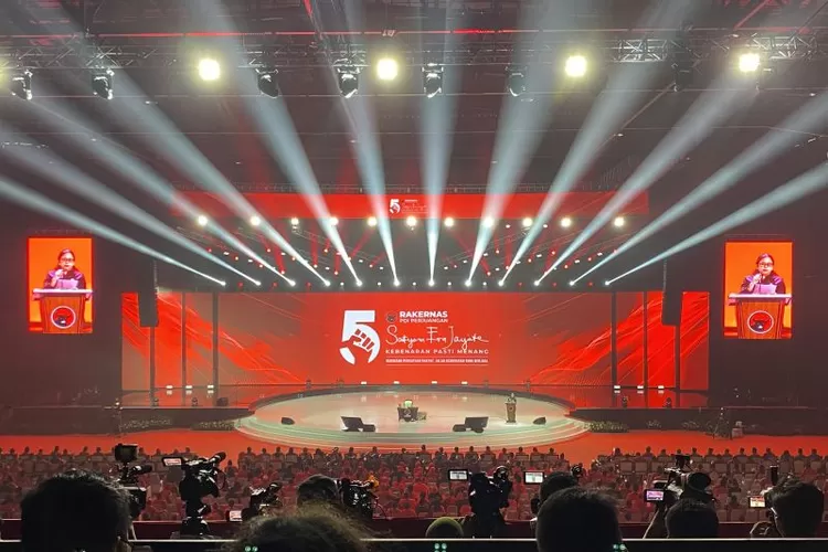 Ketua DPP PDI Perjuangan (PDIP) Puan Maharani membacakan sikap politik sebagai hasil rekomendasi eksternal Rakernas V PDIP di Beach City International Stadium Ancol, Jakarta, Minggu (26/5/2024).  (ANTARA/Fath Putra Mulya)