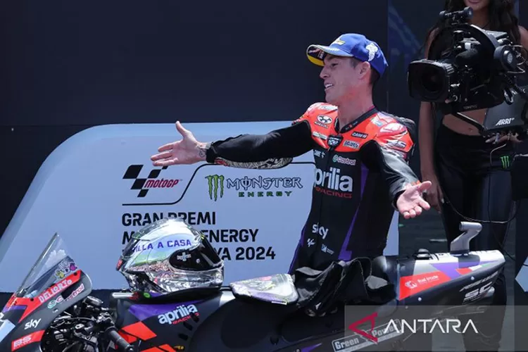 Pembalap Aprilia asal Spanyol, Aleix Espargaro, merayakan kemenangannya setelah memenangkan Sprint Race MotoGP Moto Grand Prix Calatunya di Sirkuit de Catalunya pada Sabtu (25/5/2024) malam WIB di Montmelo di pinggiran Barcelona.  (ANTARA/AFP/Lluis Gen)