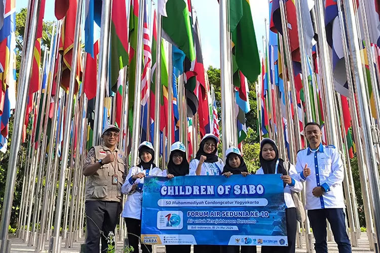 Para siswi didampingi guru menghadiri Forum Air Sedunia ke-10 di Nusa Dua Bali.  (Dok SD Muhammadiyah Condongcatur )