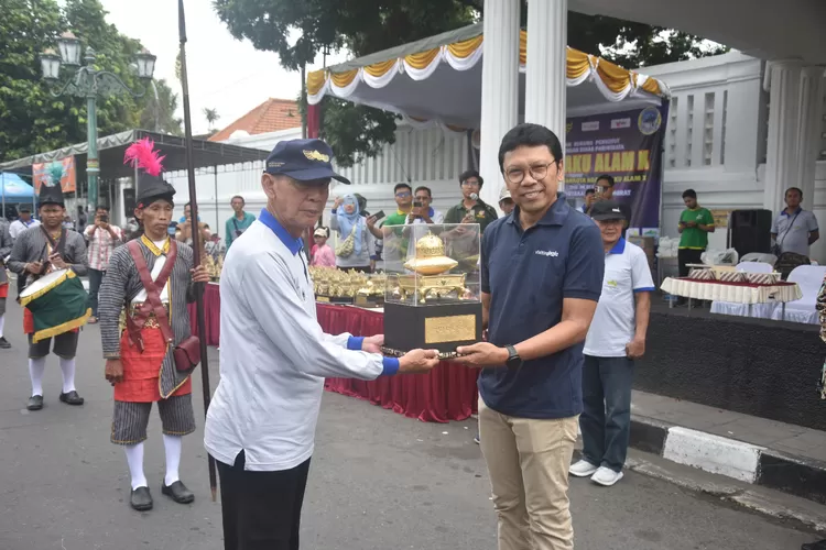 Prosesi penyerahan piala bergilir dari perwakilan Pura Pakualaman KRT Projo Anggono kepada Kepala Dinas Pariwisata DIY Singgih Raharjo. (Dinas Pariwisata DIY)