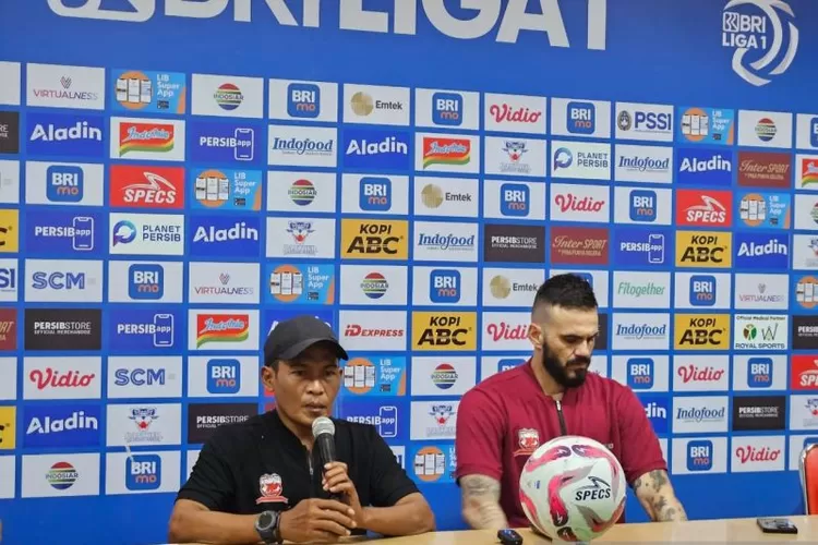 Pelatih Madura United Rakhmat Basuki (kiri) dan kiper Lucas Frigeri (kanan) menghadiri konferensi pers setelah pertandingan leg pertama final Liga 1 2023/2024 melawan Persib Bandung di Stadion Si Jalak Harupat, Kabupaten Bandung, Minggu (26/5/2024).  (ANTARA/RAUF ADIPATI)