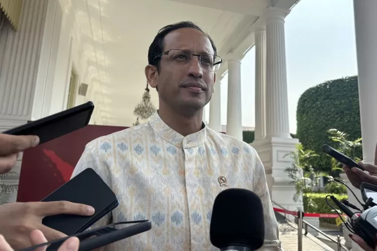 Menteri Pendidikan, Kebudayaan, Riset, dan Teknologi Nadiem Makarim menyampaikan keterangan pers usai menemui Presiden Joko Widodo di Istana Kepresidenan, Jakarta, Senin (27/5/2024). ( ANTARA/Yashinta Difa )