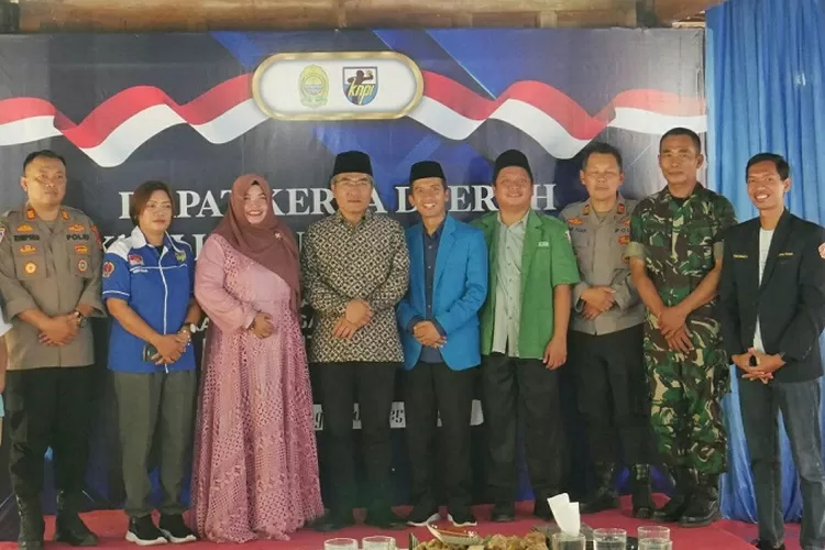Foto bersama Bupati Bantul Abdul Halim Muslih bersama Ketua DPD KNPI Bantul Durori dan undangan lainnya.  (Teguh Priyono)