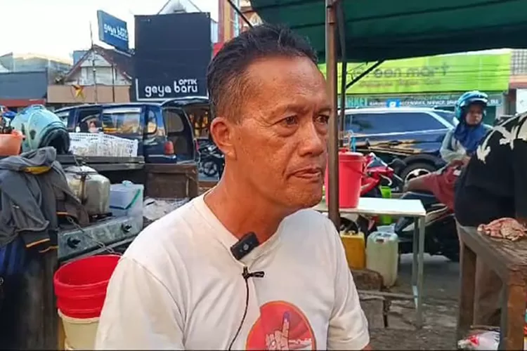 Ketua Paguyuban PKL Setia Kawan, Agus Salim yang mengeluhkan kenaikan retribusi yang ditetapkan Pemkot Salatiga.  (Dok Pressroom Salatiga )