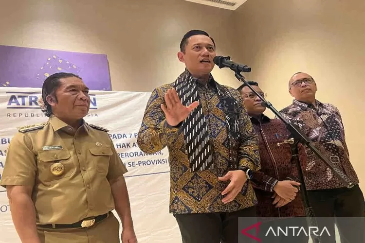 Menteri Agraria dan Tata Ruang/Kepala Badan Pertanahan Nasional (ATR/BPN) Agus Harimurti Yudhoyono (AHY) memberi keterangan usai Deklarasi 14 Kota Lengkap di seluruh Indonesia dan Implementasi Sertifikat Elektronik se-Provinsi Banten, di Tanggerang, Kamis (30/5/2024).  (ANTARA/Harianto)